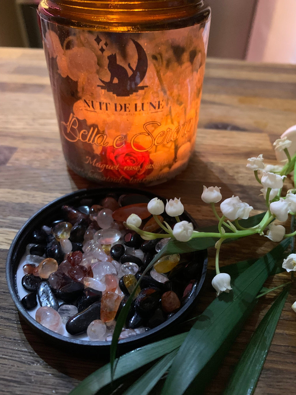 bougie de luxe artisanale parfumée aux cristaux Muguet BELLLA E SERENA Accord Vert, Muguet, Rose, Jasmin, Q.Hematoide, tourmaline noire