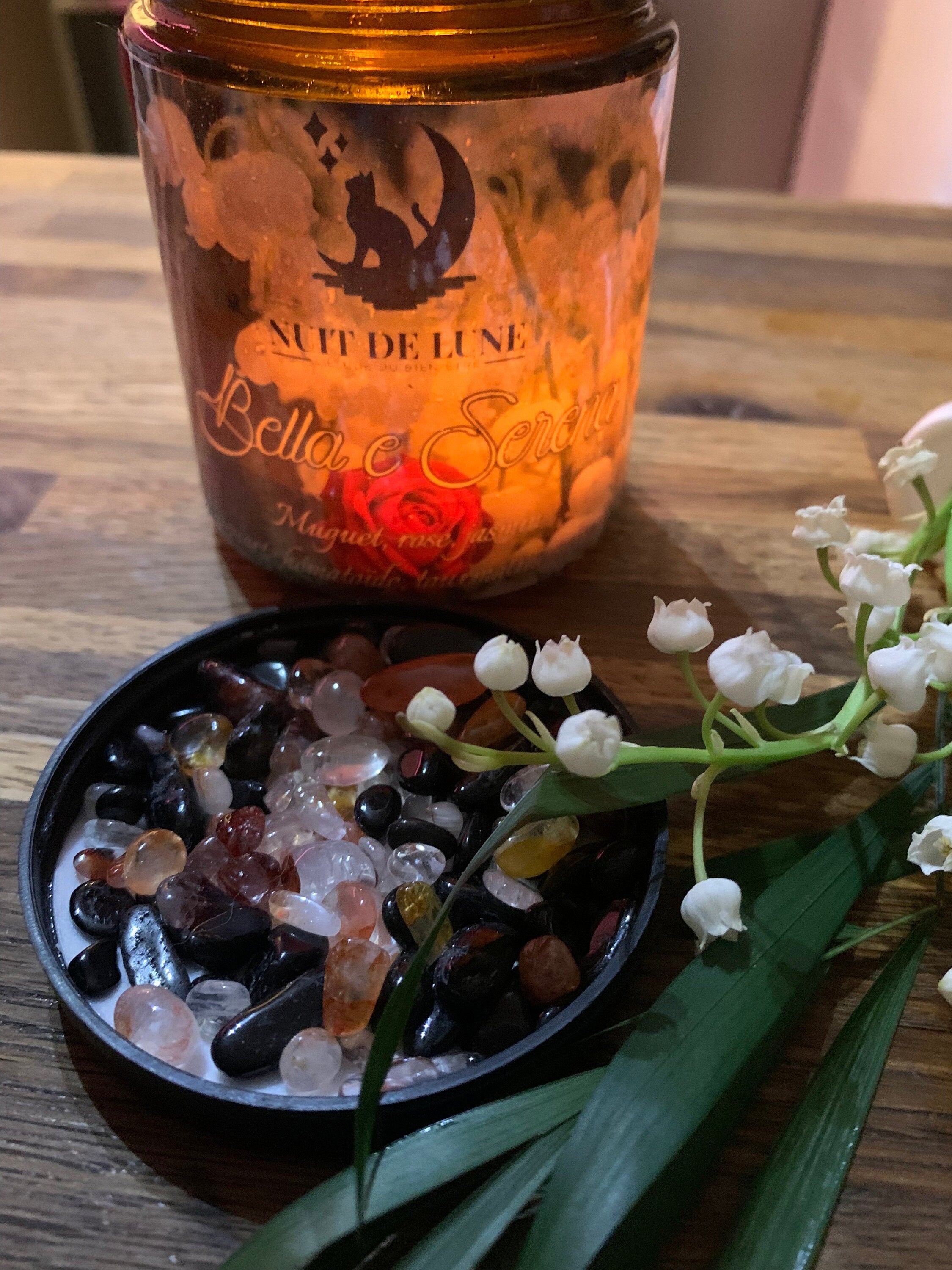 bougie de luxe artisanale parfumée aux cristaux Muguet BELLLA E SERENA Accord Vert, Muguet, Rose, Jasmin, Q.Hematoide, tourmaline noire