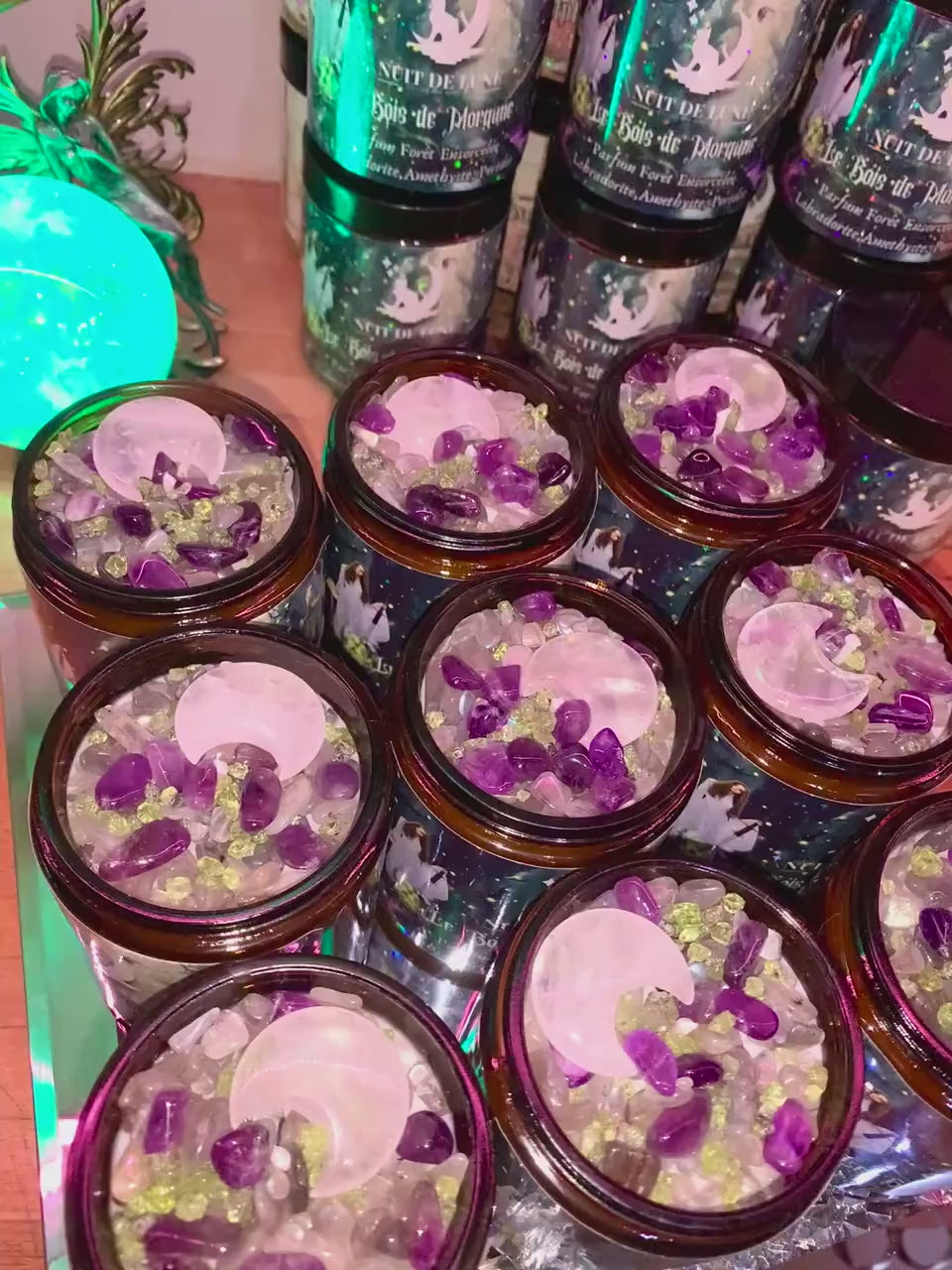 Bougie de luxe artisanale parfumée aux cristaux Le BOIS DE MORGANE Forêt Ensorcelée (Pin, Cedre, Patchouli) Labradorite, Améthyste, Peridot