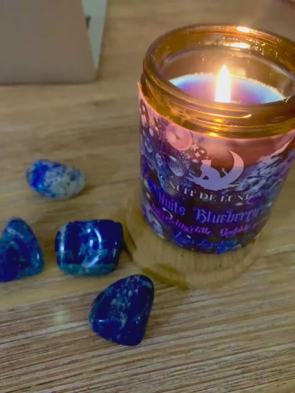 bougie de luxe artisanale bleue aux cristaux fruitée NUITS BLUEBERRY Mûres, Myrtilles, Bubble Gum, cire bleu et Lapis Lazuli