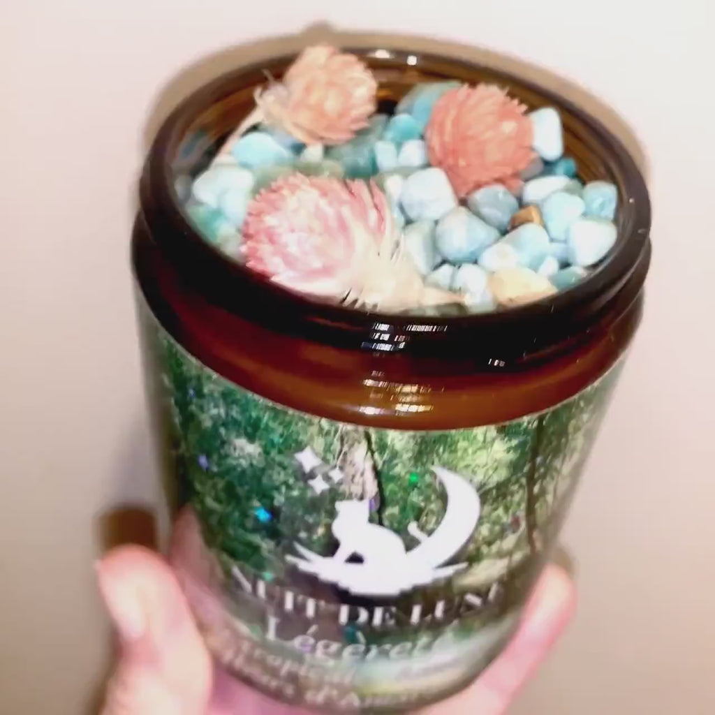 Bougie de luxe artisanale aux cristaux  Nuit de Lune LEGERETE Forêt tropicale et sa fiole d’amazonites et fleurs d’amarantes