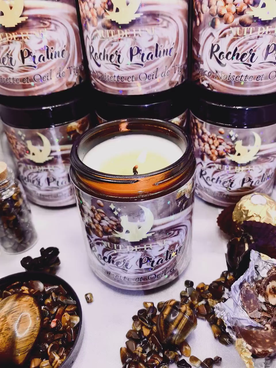 Bougie de luxe artisanale aux cristaux ROCHER PRALINÉ Chocolat, Noisettes, Pralines, Amandes et Oeil de Tigre