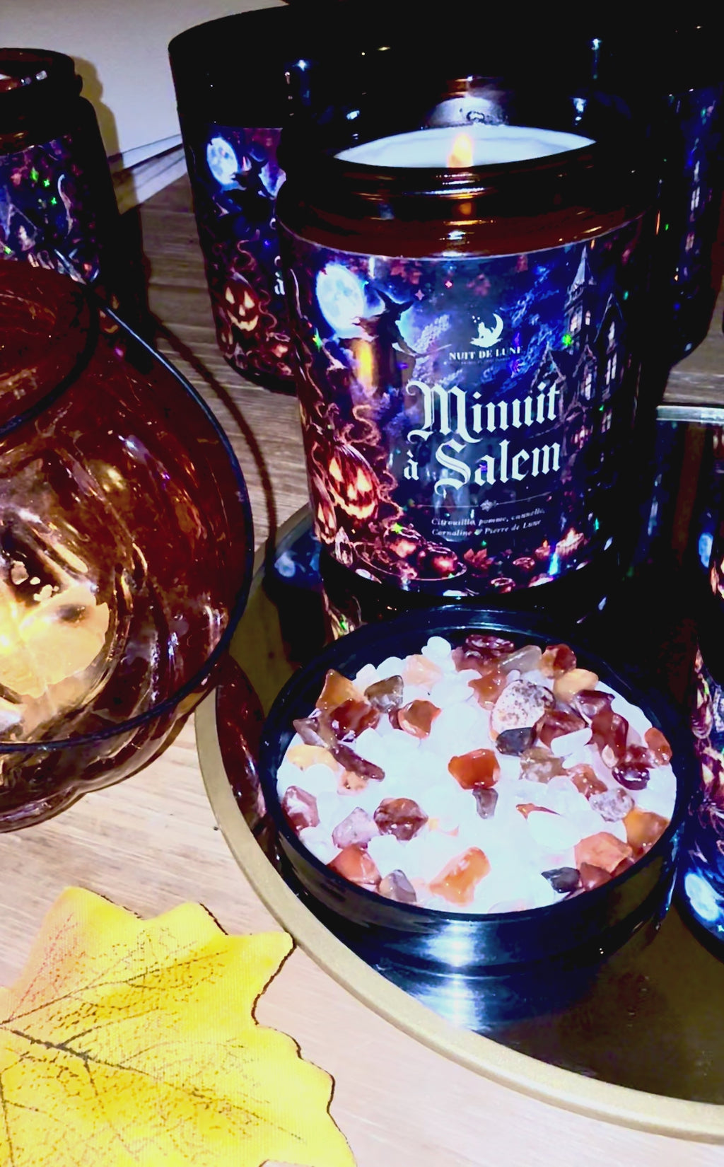 Bougie de luxe artisanale aux cristaux MINUIT À SALEM Citrouille Pomme Canelle Cornaline et Pierre de Lune