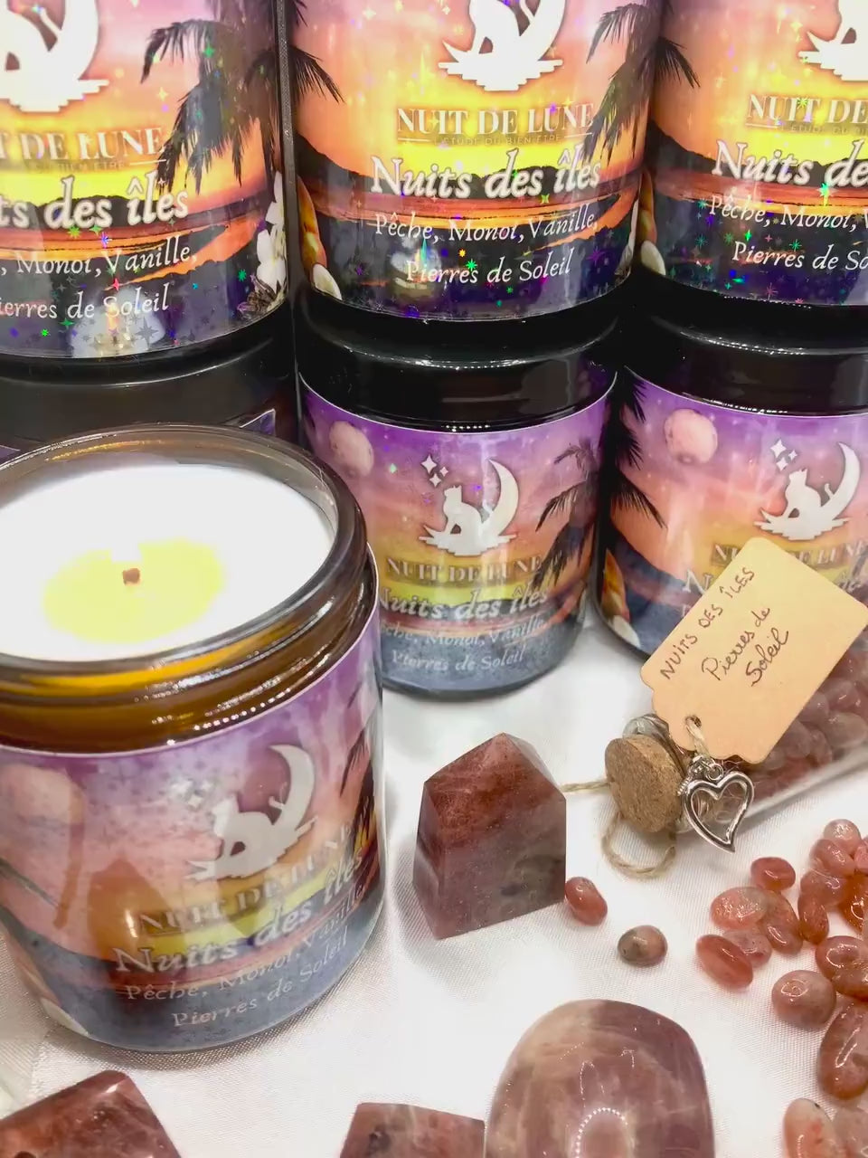 Bougie de luxe artisanale aux cristaux NUITS DES ÎLES Monoï et Fleur de Tiaré et sa fiole de pierres de Soleil